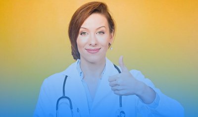 женщина врач в белом халате смотрит в камеру женщина доктор показывает палец вверх